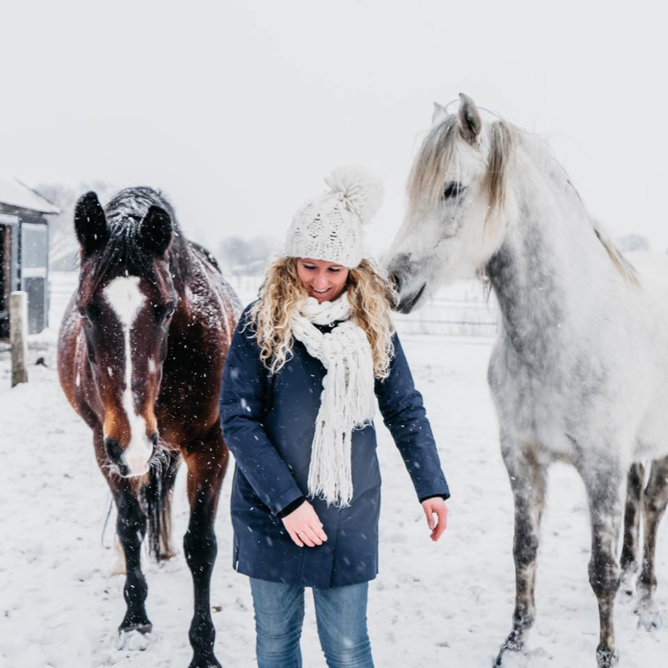 Daisy van Hees met haar paarden in de sneeuw